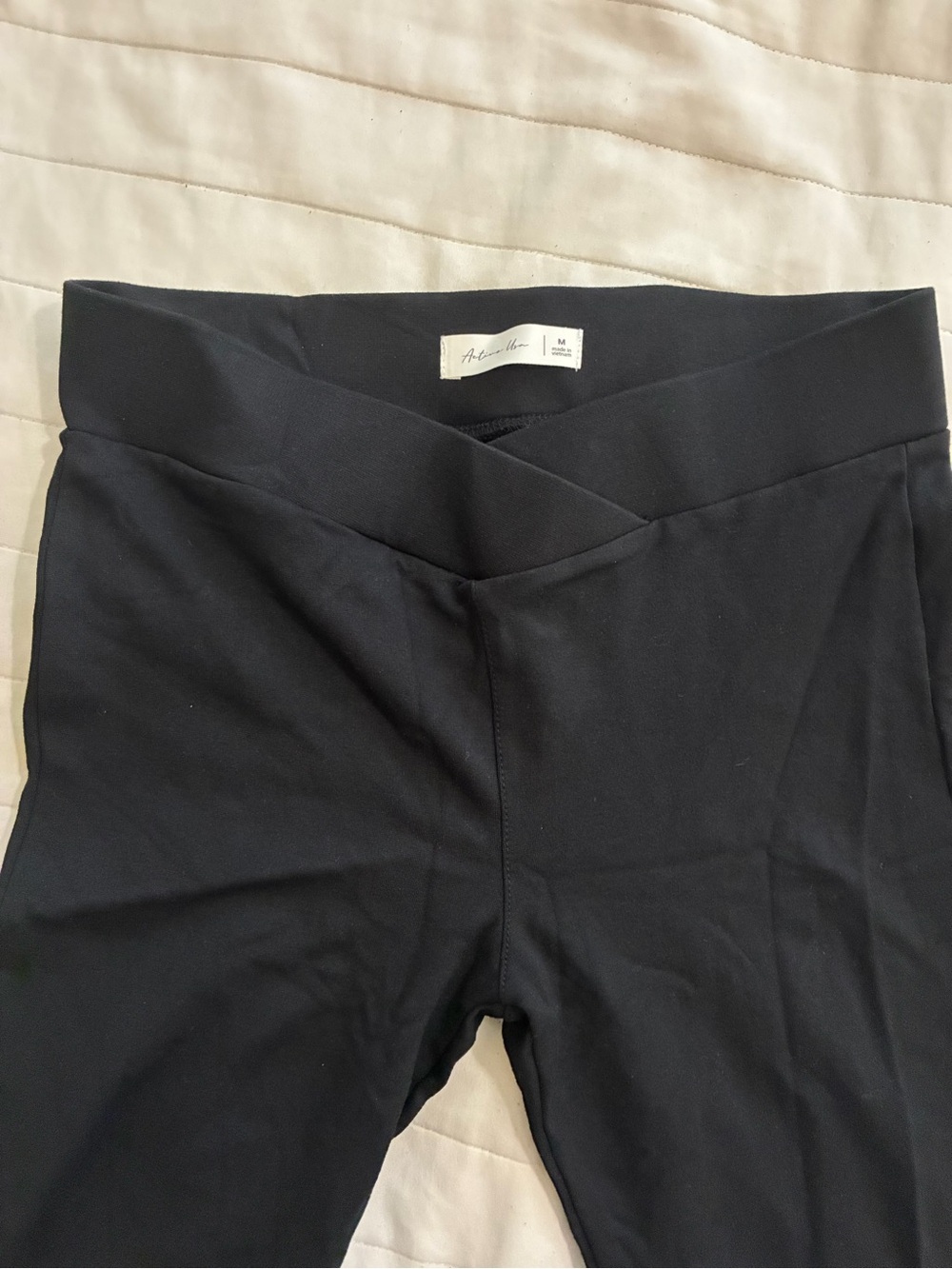 Yoga High-Rise Crossover Waist Leggings in Black M